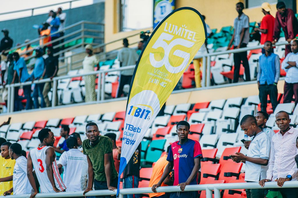 Crowd at a sports event featuring Lumitel 5G promotional banner.